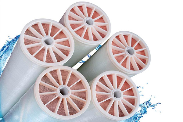 陶氏膜出水量下降了都是因?yàn)槭裁丛?/></p><p><br/></p><p>　　在使用安裝有陶氏膜的水處理設(shè)備時(shí)，通常都會(huì)有廢水的產(chǎn)生，然后進(jìn)行排放，大家都會(huì)接的浪費(fèi)，然后使用措施堵住廢水排除或減少排出的污水，這樣的行為就會(huì)導(dǎo)致陶氏膜失去它原有的作用，不在產(chǎn)水。建議根據(jù)當(dāng)?shù)氐木唧w水質(zhì)情況，以及水處理設(shè)備生產(chǎn)廠家的建議，適當(dāng)?shù)恼{(diào)節(jié)廢水，不要自己隨意的調(diào)小廢水的排量。</p><p>　　陶氏膜出現(xiàn)出水量下降的情況通常都是堵塞造成了，出現(xiàn)這種情況，我們就要及時(shí)的了解膜的清洗方法，然后根據(jù)具體的污染類(lèi)型選擇出合適的清洗方法，來(lái)恢復(fù)陶氏膜的性能，正確的清洗對(duì)于恢復(fù)反滲透膜的性能是非常有幫助的。</p>                    </div>
                    <div   id=